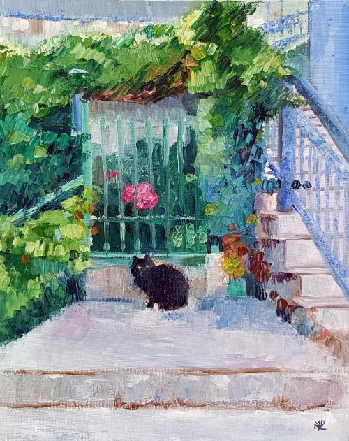 El vigilante del jardín, pintura de un gato negro de ojos amarillos sentado en un escalón amplio junto a una verja verde rodeada de vegetación y flores, con una escalinata de barandilla azul claro al fondo, óleo al agua 25x20 cm
