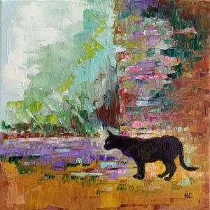 El vigilante, pintura de un gato negro de pie y de perfil en silueta sobre un paisaje urbano colorido y viejo con vegetación, óleo al agua con pincel y espátula 20x20 cm
