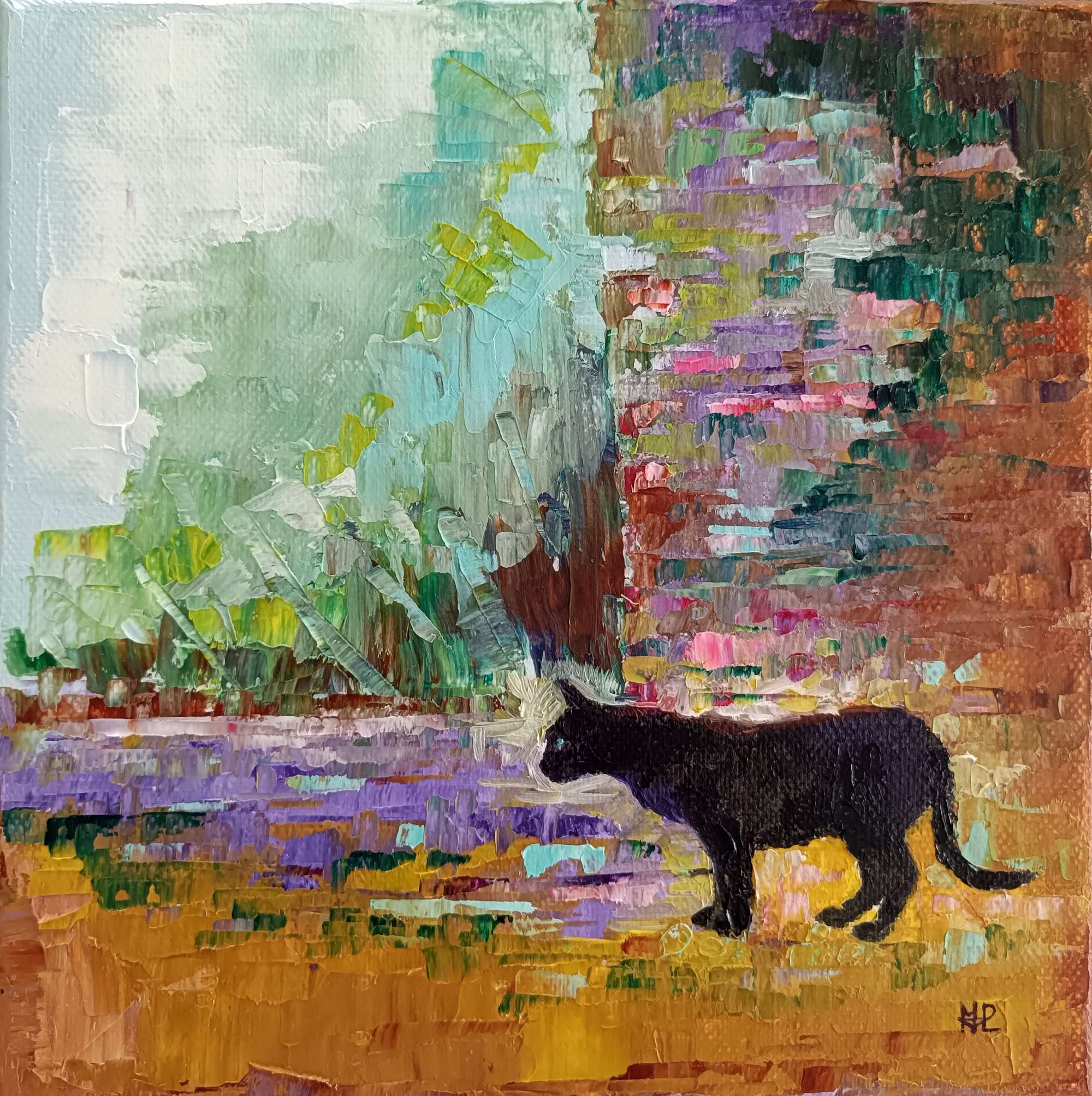 El vigilante, pintura de un gato negro de pie y de perfil en silueta sobre un paisaje urbano colorido y viejo con vegetación, óleo al agua con pincel y espátula 20x20 cm