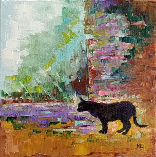 El vigilante, pintura de un gato negro de pie y de perfil en silueta sobre un paisaje urbano colorido y viejo con vegetación, óleo al agua con pincel y espátula 20x20 cm