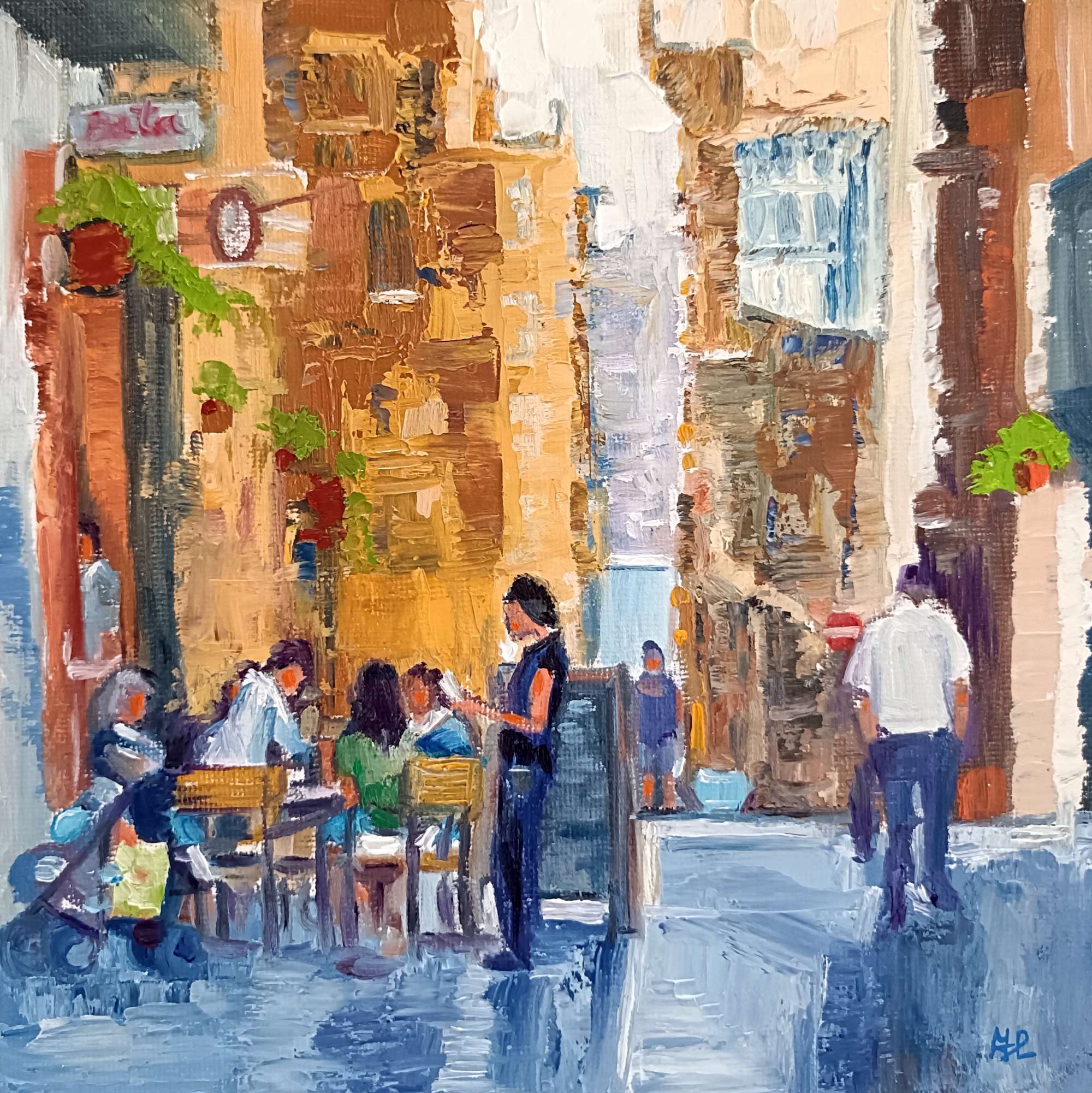 La comanda del mediodía, paisaje urbano de una calle flanqueada por edificios con personas paseando, otras sentadas en la terraza de un bar y una camarera tomando nota a unos clientes, óleo sobre lienzo 20x20 cm