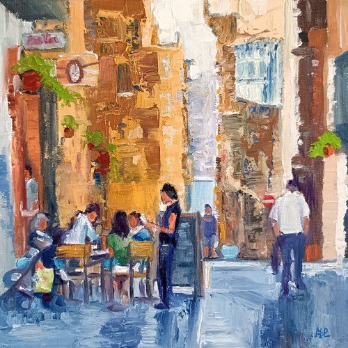 La comanda del mediodía, paisaje urbano de una calle flanqueada por edificios con personas paseando, otras sentadas en la terraza de un bar y una camarera tomando nota a unos clientes, óleo sobre lienzo 20x20 cm