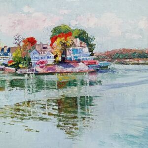 Lago tranquilo, paisaje con lago claro reflejando cielo despejado, reflejos verdes naranjas y amarillos de arboleda con casas en la orilla, y montañas ocre anaranjado con arboleda al fondo, óleo al agua 24x30 cm