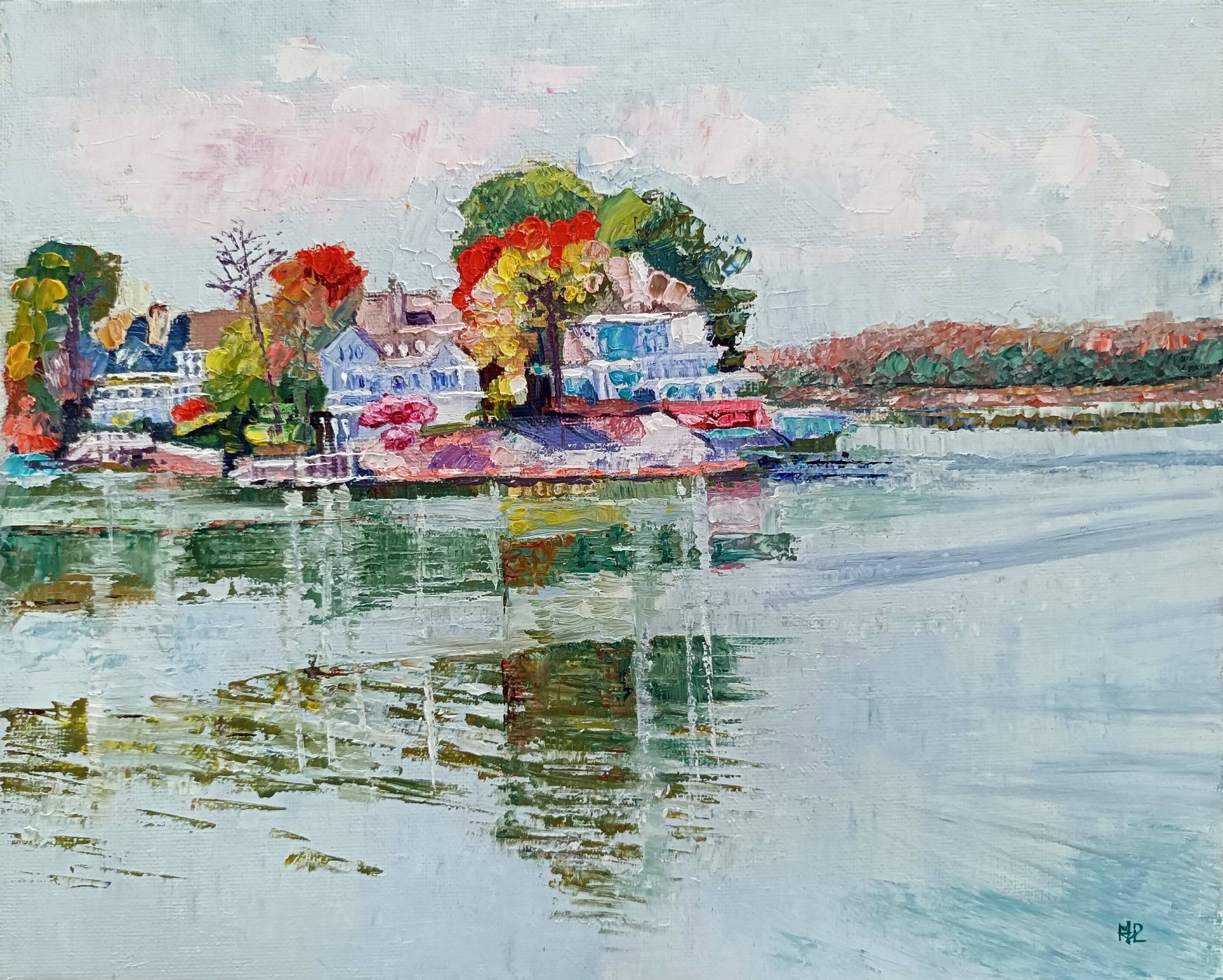 Lago tranquilo, paisaje con lago claro reflejando cielo despejado, reflejos verdes naranjas y amarillos de arboleda con casas en la orilla, y montañas ocre anaranjado con arboleda al fondo, óleo al agua 24x30 cm