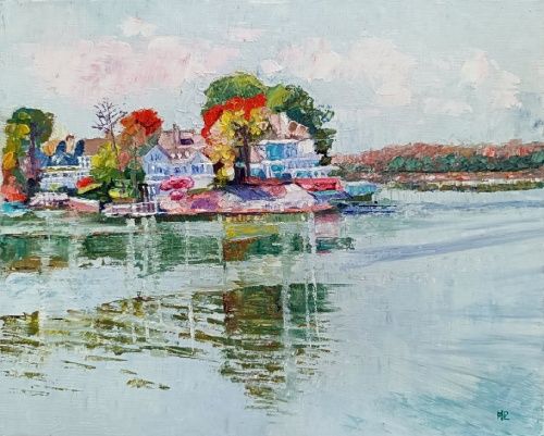 Lago tranquilo, paisaje con lago claro reflejando cielo despejado, reflejos verdes naranjas y amarillos de arboleda con casas en la orilla, y montañas ocre anaranjado con arboleda al fondo, óleo al agua 24x30 cm
