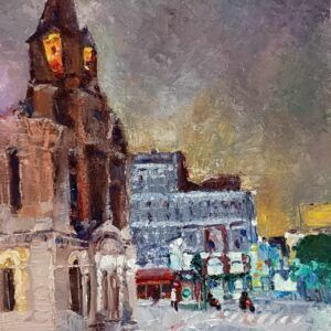 Noche en Galicia, paisaje urbano nocturno con iglesia y campanario iluminado por luz color fuego, calle con carretera, edificios antiguos con locales comerciales, cielo en grises coloreados y luces amarillentas, óleo 25.5x20 cm