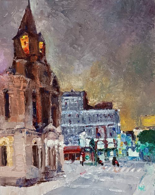 Noche en Galicia, paisaje urbano nocturno con iglesia y campanario iluminado por luz color fuego, calle con carretera, edificios antiguos con locales comerciales, cielo en grises coloreados y luces amarillentas, óleo 25.5x20 cm