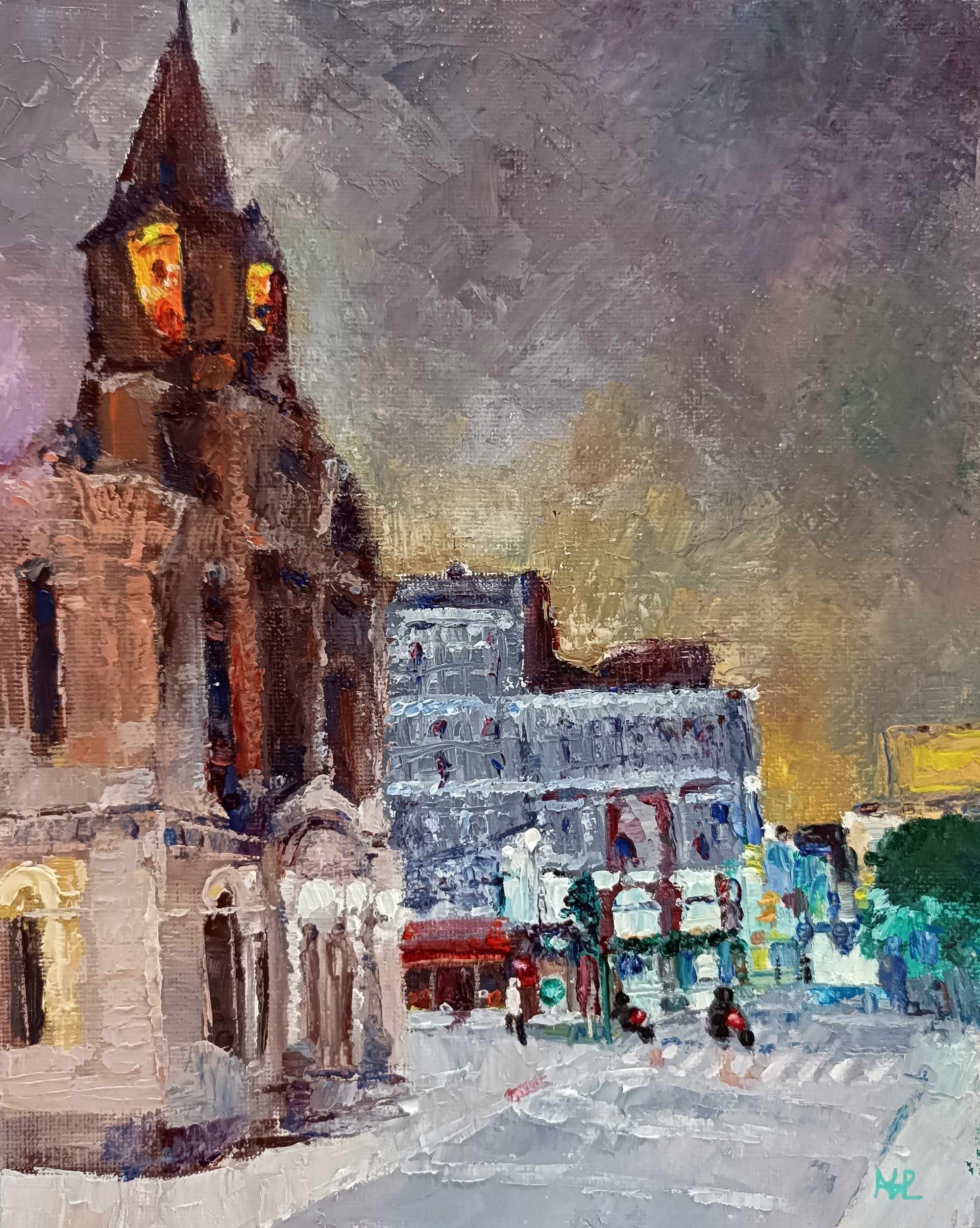 Noche en Galicia, paisaje urbano nocturno con iglesia y campanario iluminado por luz color fuego, calle con carretera, edificios antiguos con locales comerciales, cielo en grises coloreados y luces amarillentas, óleo 25.5x20 cm