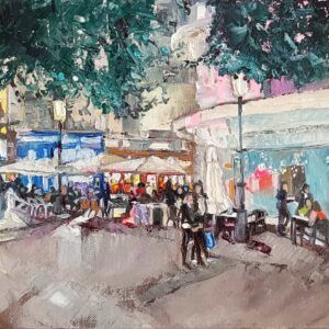 Noche en Las Tendillas, paisaje urbano nocturno de Córdoba con terrazas de bares, gente sentada y de paseo, locales iluminados, farolas y sombrillas blancas con ramas de árboles en primer plano, óleo 25x30 cm