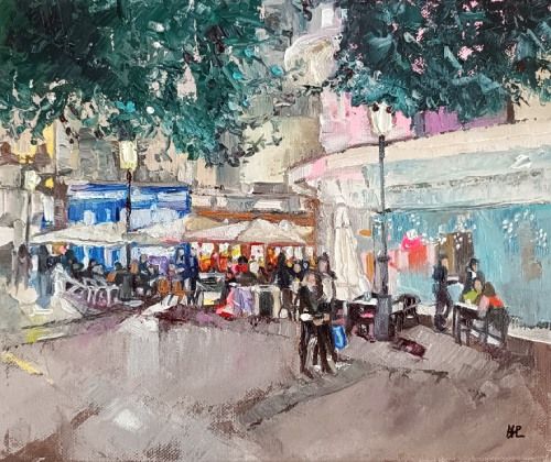 Noche en Las Tendillas, paisaje urbano nocturno de Córdoba con terrazas de bares, gente sentada y de paseo, locales iluminados, farolas y sombrillas blancas con ramas de árboles en primer plano, óleo 25x30 cm
