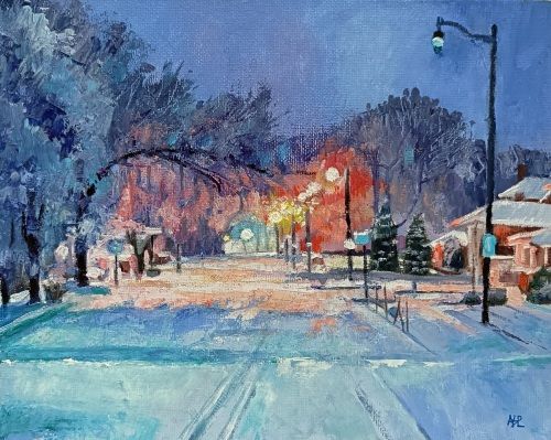 Noche y nieve en la calzada, paisaje nocturno de una calle nevada con huellas de ruedas de coche, casitas con tejados nevados y abetos a la derecha, farolas con luces rojizas y amarillas, arboleda en tonos azules y morados y mobiliario urbano difuso a la izquierda, cielo nocturno no oscuro, óleo 20x25,5 cm