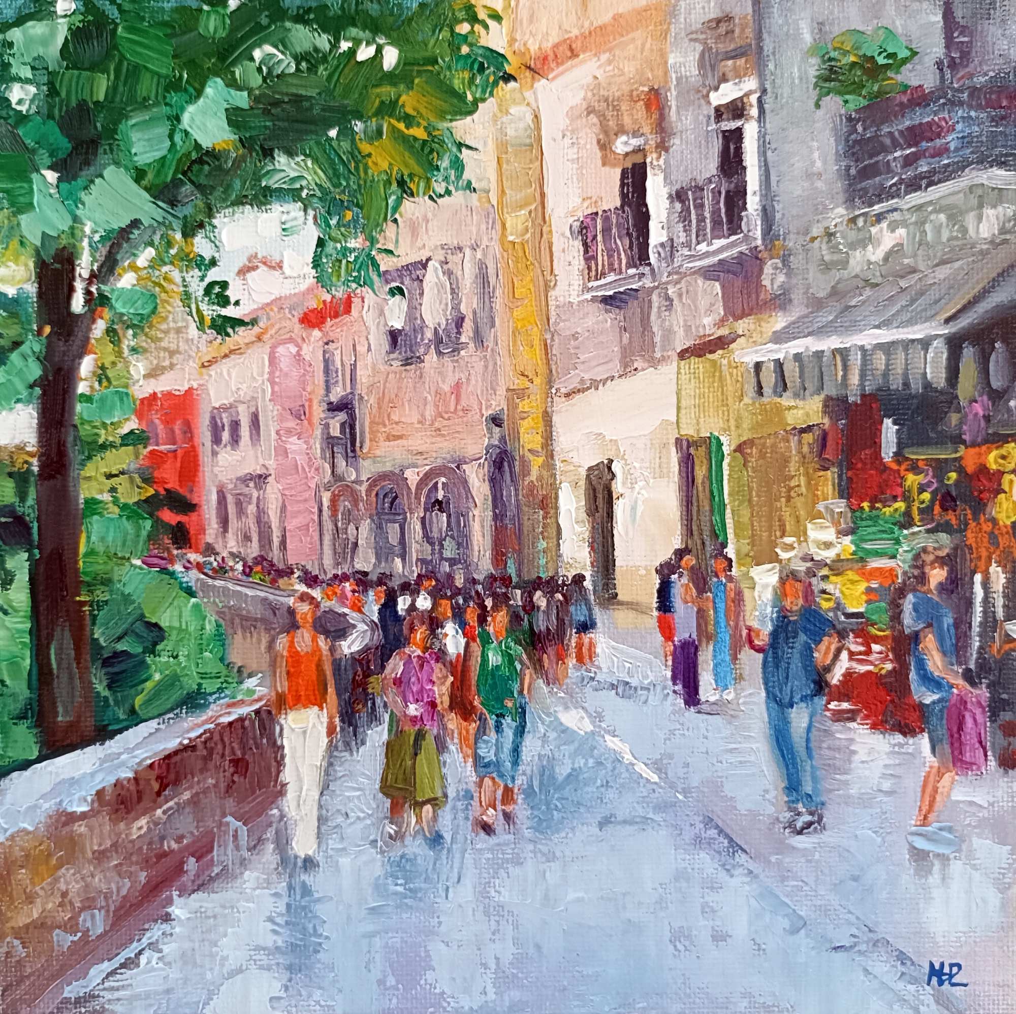Paseo por Granada, paisaje urbano de una calle turística con vía y acerado, muro con vegetación a la izquierda, edificios antiguos rojos rosados ocres y grises a la derecha, local con toldo y productos fuera, gente paseando muy junta, óleo 20x20 cm