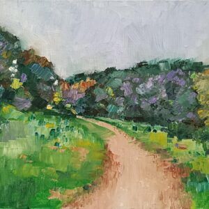 Sendero de tierra, paisaje de un camino bordeado de hierba y vegetación que se adentra en un horizonte de árboles y arbustos en tonos verdes apagados violetas y ocres con hierba verde luminosa y cielo azul claro despejado, óleo 20x25.5 cm