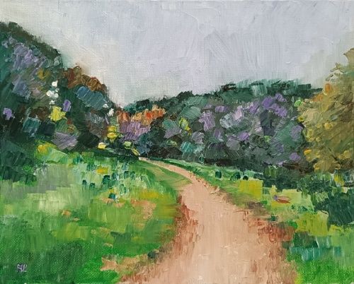 Sendero de tierra, paisaje de un camino bordeado de hierba y vegetación que se adentra en un horizonte de árboles y arbustos en tonos verdes apagados violetas y ocres con hierba verde luminosa y cielo azul claro despejado, óleo 20x25.5 cm