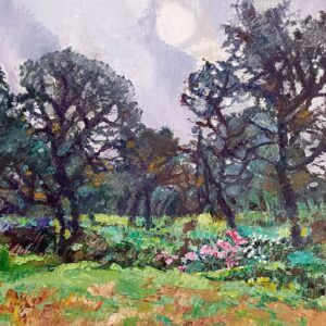 Sierra de Córdoba, paisaje con claros de tierra entre hierba verde viva y matorrales bajos con flores rosas blancas y moradas, encinas de troncos oscuros y verdes azulados, cielo violeta blanquecino con sol blanco, óleo al agua 24x30 cm