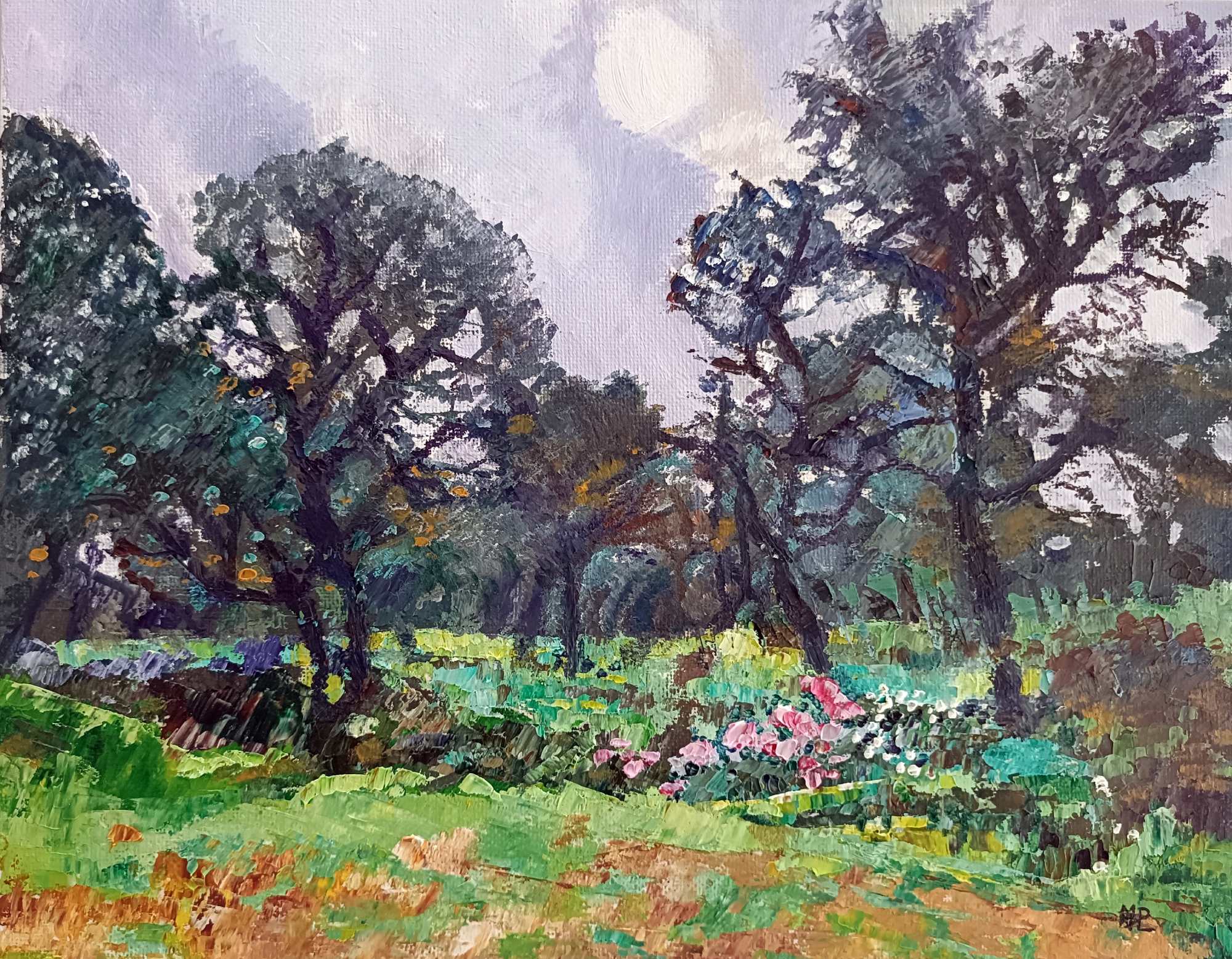 Sierra de Córdoba, paisaje con claros de tierra entre hierba verde viva y matorrales bajos con flores rosas blancas y moradas, encinas de troncos oscuros y verdes azulados, cielo violeta blanquecino con sol blanco, óleo al agua 24x30 cm