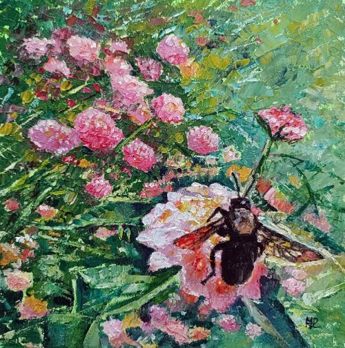 Abejorro sobre flores de lantana, óleo al agua sobre lienzo de algodón fijado en cartón de 20x20 cm. Abejorro de cuerpo robusto y velloso posado sobre un racimo de lantanas multicolor. Alas translúcidas que reflejan luz, cuerpo amarillo y negro con brillo metálico, patas agarradas al pétalo.