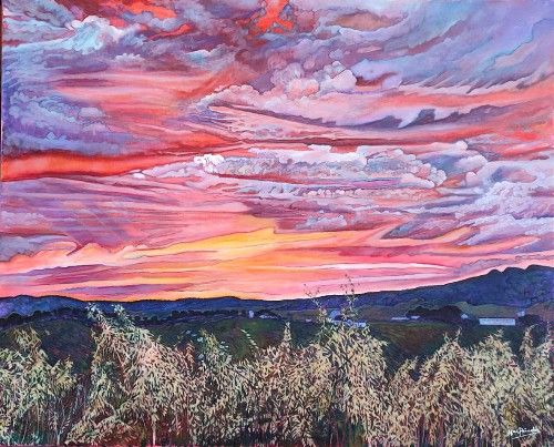 Atardecer en el sembrado, acrílico y óleo sobre lienzo de lino de 81x100 cm. Ocaso en la campiña cordobesa. Cielo de nubes ondulantes en rojos, rosas, amarillos y lilas azulados. Sol bajo en el horizonte dejando ver luz amarilla entre nubes. Montañas de sierra al fondo, árboles y casitas. Sembrado de hierbas verdes ondulantes en barbecho. En primer plano, franja horizontal de avena silvestre en tonos terrosos.