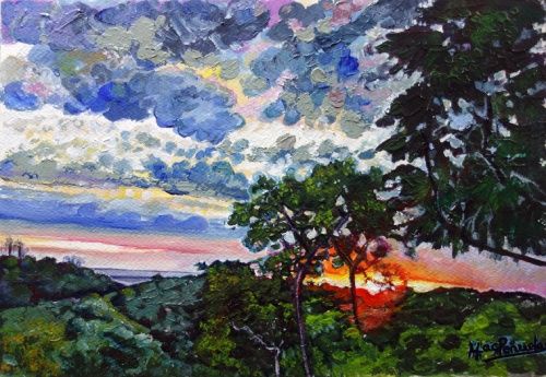 Atardecer en la Sierra, acrílico sobre papel de acuarela de 18x26 cm. Sol escondiéndose tras montañas con vegetación. Cielo de nubes con fuertes contrastes en azules, blancos, rojizos, amarillos Arboleda con verdes oscuros y claros.