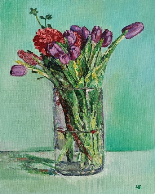 Bodegón de flores con tulipanes, óleo al agua sobre lienzo de algodón fijado en cartón de 30x24 cm. Tulipanes granates en un florero de cristal con fondo verde luminoso.