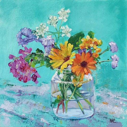 Bodegón de flores variadas sobre fondo verde turquesa, óleo sobre lienzo de algodón pegado a cartón de 20x20 cm. Ramillete de flores en amarillo, naranja, rosa, blanco y azul dentro de un tarro pequeño de cristal. Fondo verde turquesa.