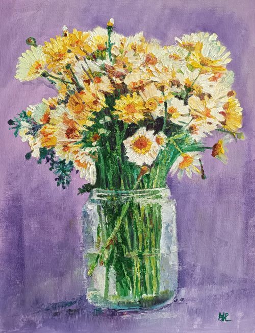 Bodegón de ramo de margaritas, óleo al agua sobre lienzo de algodón de 30x23 cm. Ramo de margaritas amarillas y blancas en un tarro de vidrio con fondo violeta.