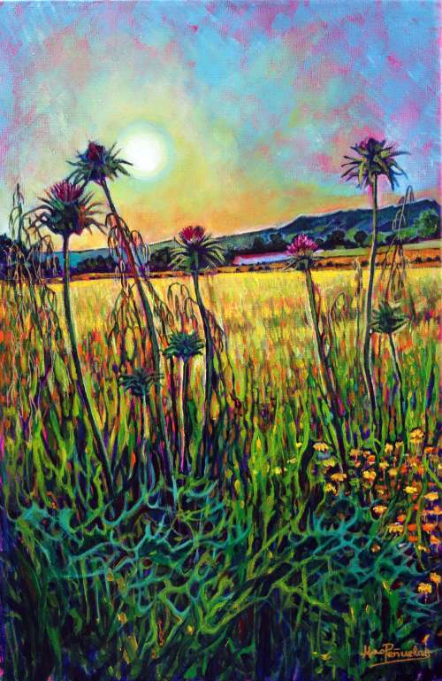 Cardos al atardecer, acrílico sobre lienzo con bastidor de madera de 27x41 cm. Flores de cardos a contraluz en un sembrado dorado por la luz del sol blanco que se esconde tras montañas de la sierra. Luz filtrándose entre formas de los cardos. Montañas y una edificación al pie al fondo.