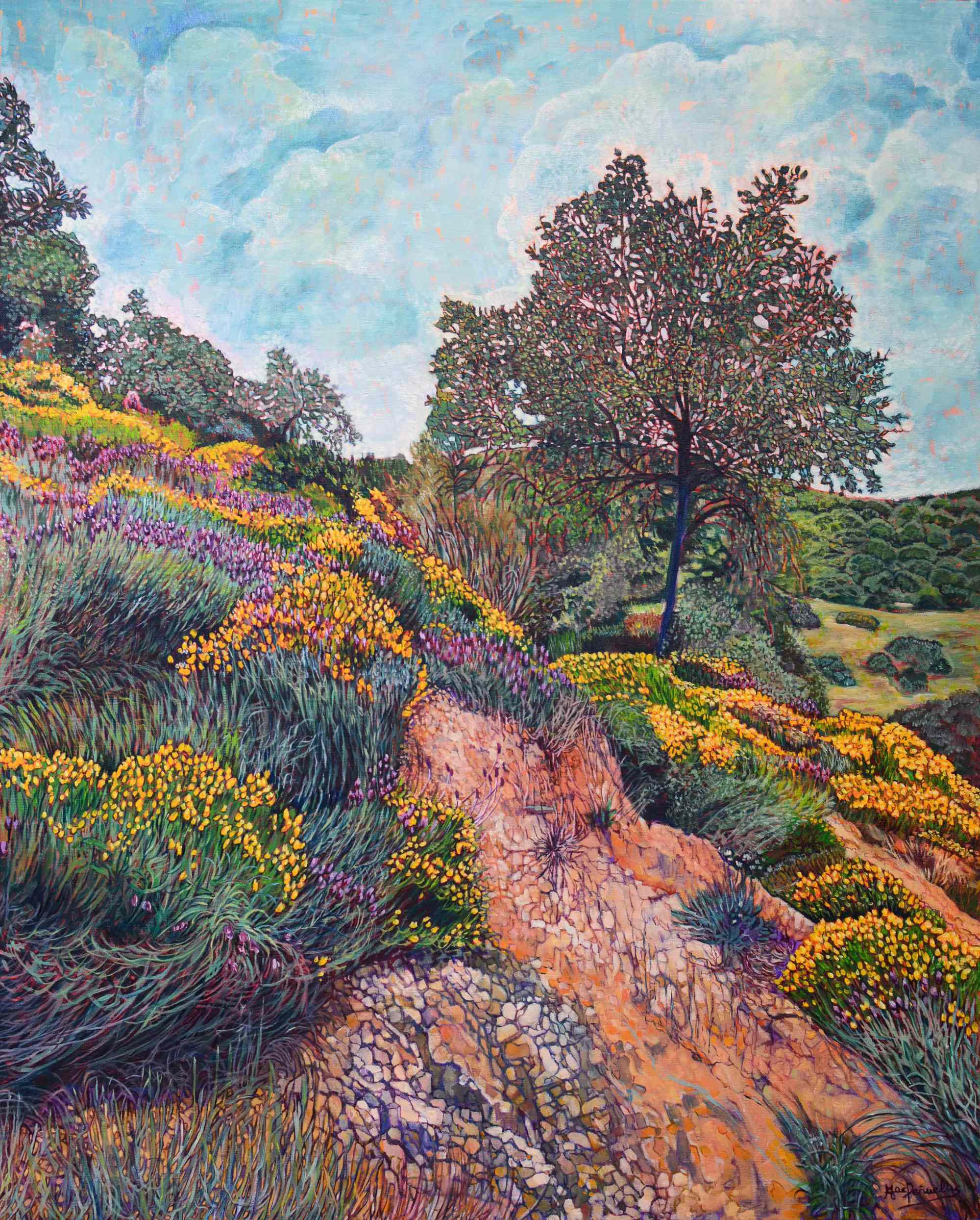 Catarata floral, acrílico y óleo sobre lienzo de lino de 100x81 cm. Paisaje de la sierra de Pozoblanco, Córdoba. Subida de tierra rojiza y pedregosa con racimos de tallos ondulantes y flores rosas y amarillas. Árbol de envergadura media en el centro, arbolitos dispersos en la ladera. Prado verde ondulado con matorrales y montañas arboladas al fondo. Cielo algo nublado pero luminoso.