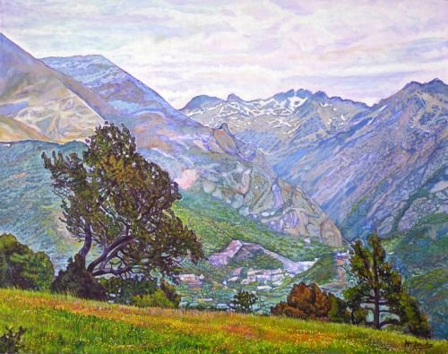 Contraste en Los Pirineos, acrílico sobre lienzo de lino de 73x92 cm. Paisaje pirenaico con pradera verde y flores rojas, amarillas y blancas en primer plano. Ladera con vegetación, formaciones rocosas y montañas con nieve en las cumbres. Colores desde verdes intensos y cobrizos hasta azules, lilas y grises.