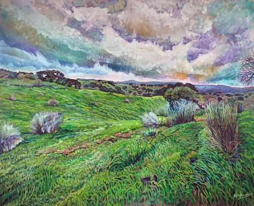 Día nublado en la pradera, óleo sobre lienzo de lino de 81x100 cm. Pradera serrana con hierbas crecidas meciéndose con el viento. Cielo cargado de nubes expresivas. Montículos verdes que suben y bajan hacia un horizonte con encinas. Montañas lejanas en tonos azulados.