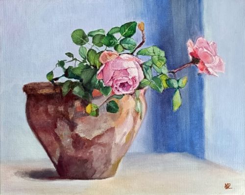 Dos rosas rosas en macetero, óleo al agua sobre lienzo de algodón fijado sobre cartón de 24x30 cm. Dos rosas de color rosa en un macetero de barro con fondo en tonos azules.
