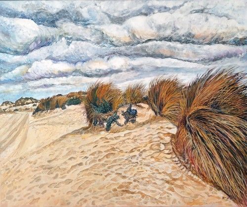 Dunas en Doñana, acrílico sobre lienzo de lino de 100x120 cm. Paisaje de dunas con matorrales de agujas doradas sobre la arena. Huellas de neumáticos de un vehículo. Cielo muy nuboso.