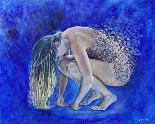 El desprendimiento del ser, acrílico y técnicas mixtas sobre lienzo de lino de 100x81 cm. Figura femenina recogida sobre sí misma, cabello cayendo hasta rozar el suelo. Cuerpo irradia luz ascendente. Sobre el torso, vestido de círculos color piel opacos y translúcidos que se desprenden y elevan. Fondo ultramar.