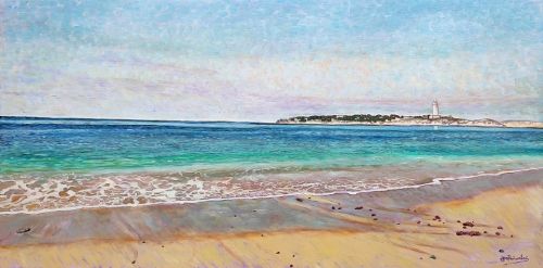 El espejismo de la calma, óleo sobre lienzo de algodón 3D de 60x120 cm. Paisaje de playa calmada en Cádiz con mar en tonos azules y verdes, olas suaves en la orilla, arena dorada, faro blanco sobre vegetación en tierras blanquecinas bordeando la curva de la playa. Cielo despejado.