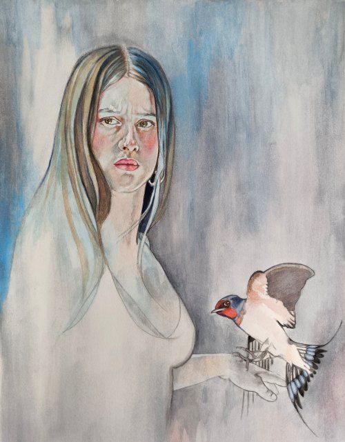 Elijo libertad, lápiz y acuarela sobre papel de 36x28 cm. Figura femenina de cadera para arriba, pelo largo y ceño fruncido. Una golondrina posada en el dorso de su mano izquierda. Hombros hacia abajo solo contorneados. Mezcla de partes terminadas y esbozadas, coloreadas y en grises.
