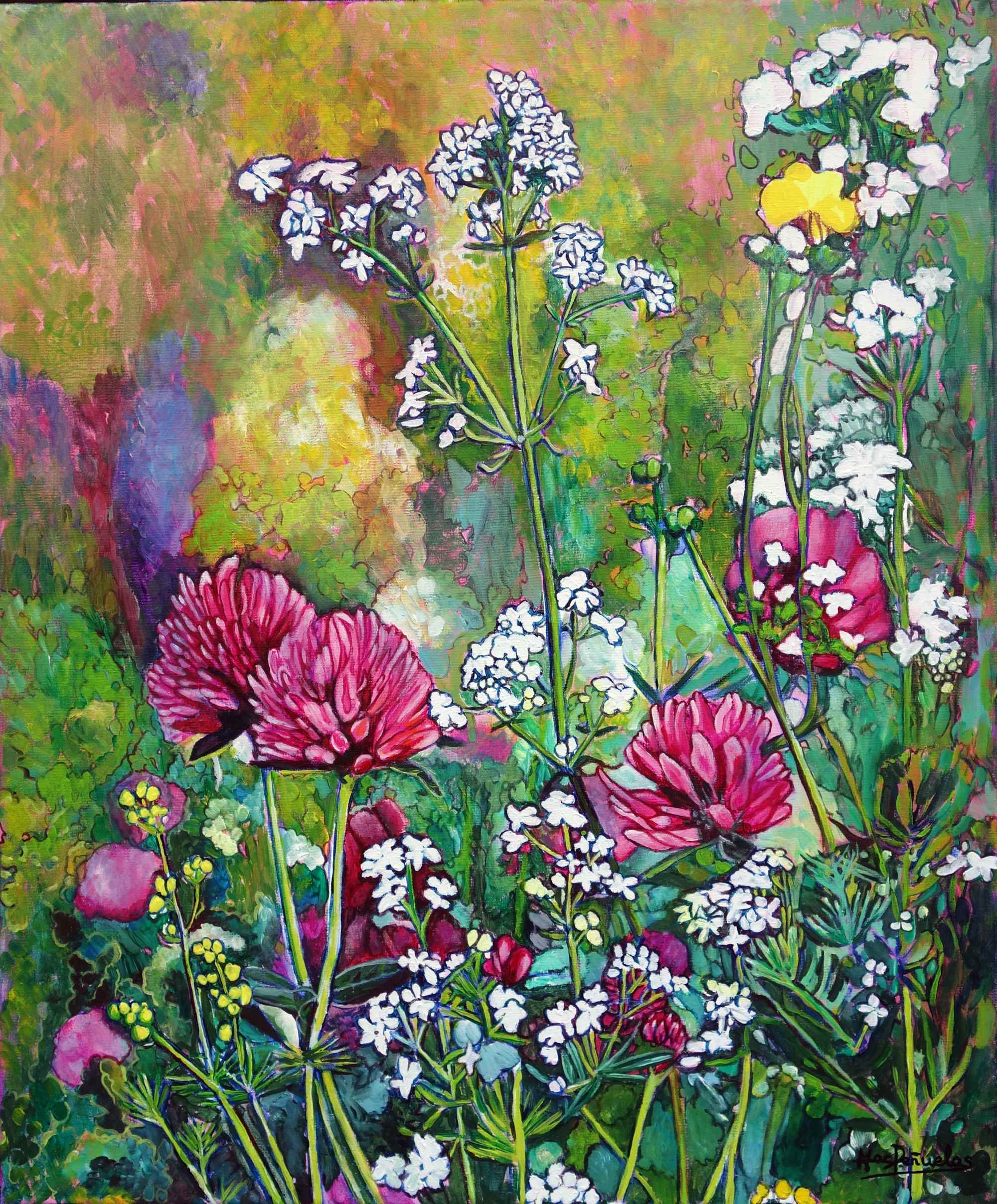 Flores de mi infancia, acrílico sobre lienzo de algodón. Flores de trébol rosas con otras flores blancas y amarillas sueltas. Fondo difuminado en tonos verdes, amarillos, violetas y rosados.