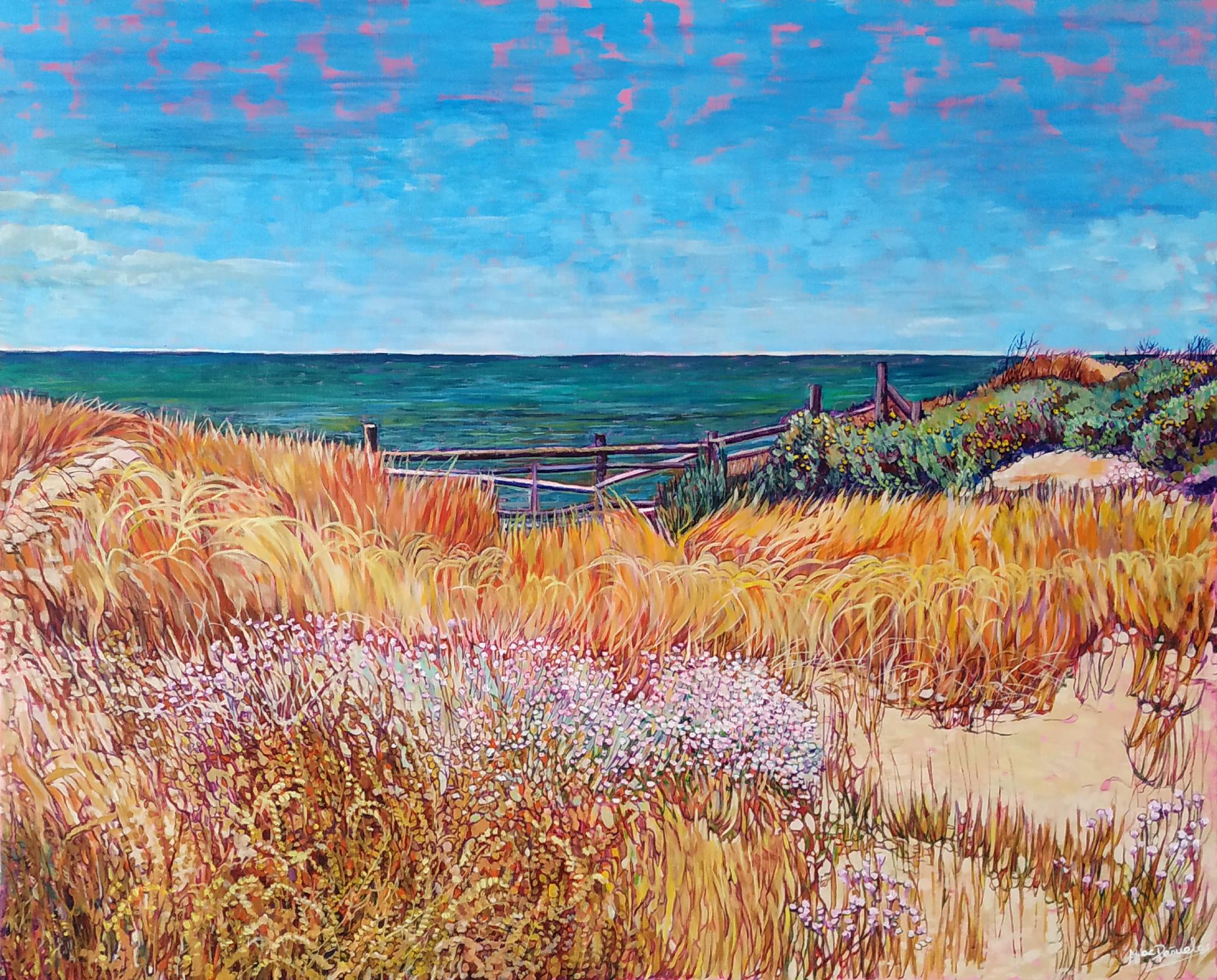 Flores en verano, acrílico y óleo sobre lienzo de lino de 81x100 cm. Playa de Doñana, Huelva. Vegetación en tonos dorados y flores rosa pálido en la arena en primer plano. Matorrales verdes al fondo antes de una valla de madera. Mar esmeralda y cielo azul al fondo.