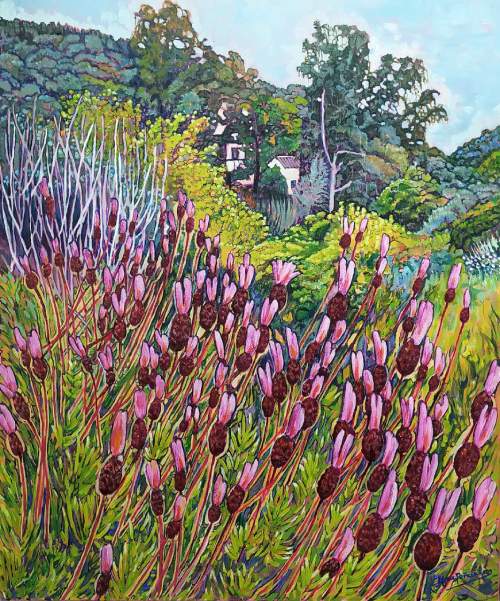 Flores observando, acrílico y óleo sobre lienzo de 55x46 cm. Flores rosadas silvestres en primer plano con porte altivo. Al fondo, paisaje serrano con una casa entre la arboleda.
