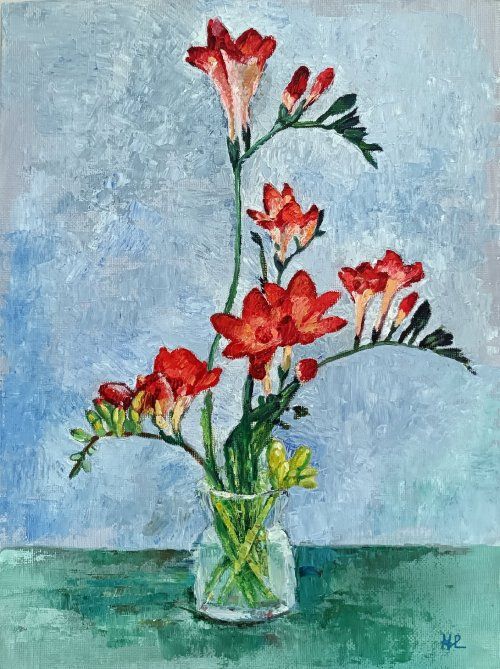 Freesías rojas, óleo al agua sobre lienzo de algodón de 30x23 cm. Freesías rojas en un tarro de cristal pequeño con fondo azul claro y mesa verdosa.