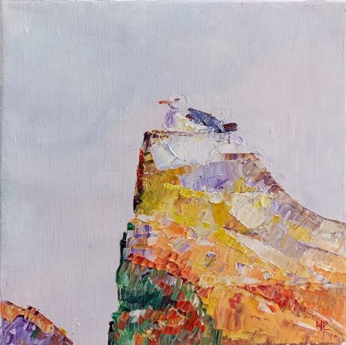 Gaviota en la roca, óleo al agua sobre lienzo con bastidor de 20x20 cm. Gaviota reposando en la cima de una roca colorida en tonos anaranjados, amarillos, verdes, violetas y blancos. Fondo blanco con leve tono azulado.