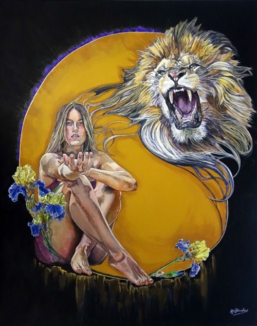 Lo que no te mata te hace más fuerte, acrílico sobre lienzo de 92x73 cm. Figura serena extendiendo la mano rodeada de lirios. León rugiente entrelazado con la figura. Composición dentro de un óvalo dorado contrastado con fondo negro. Fortaleza y renacimiento interior.