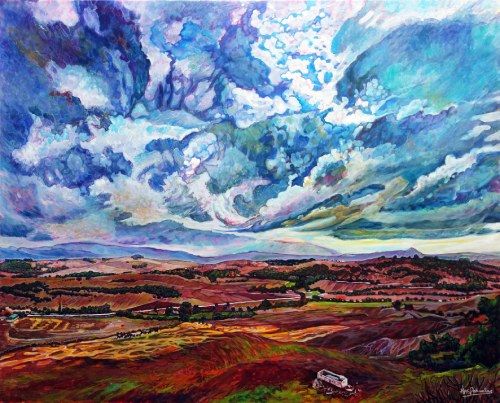 Luces en el páramo, acrílico sobre lienzo de lino de 81x100 cm. Paisaje con cielo muy nuboso de nubes con movimiento y contraste. Mitad inferior de campo rojizo con montículos, zona de pastoreo con abrevadero. Terreno iluminado por claros de luz entre nubes. Montañas azuladas y violetas en el horizonte.