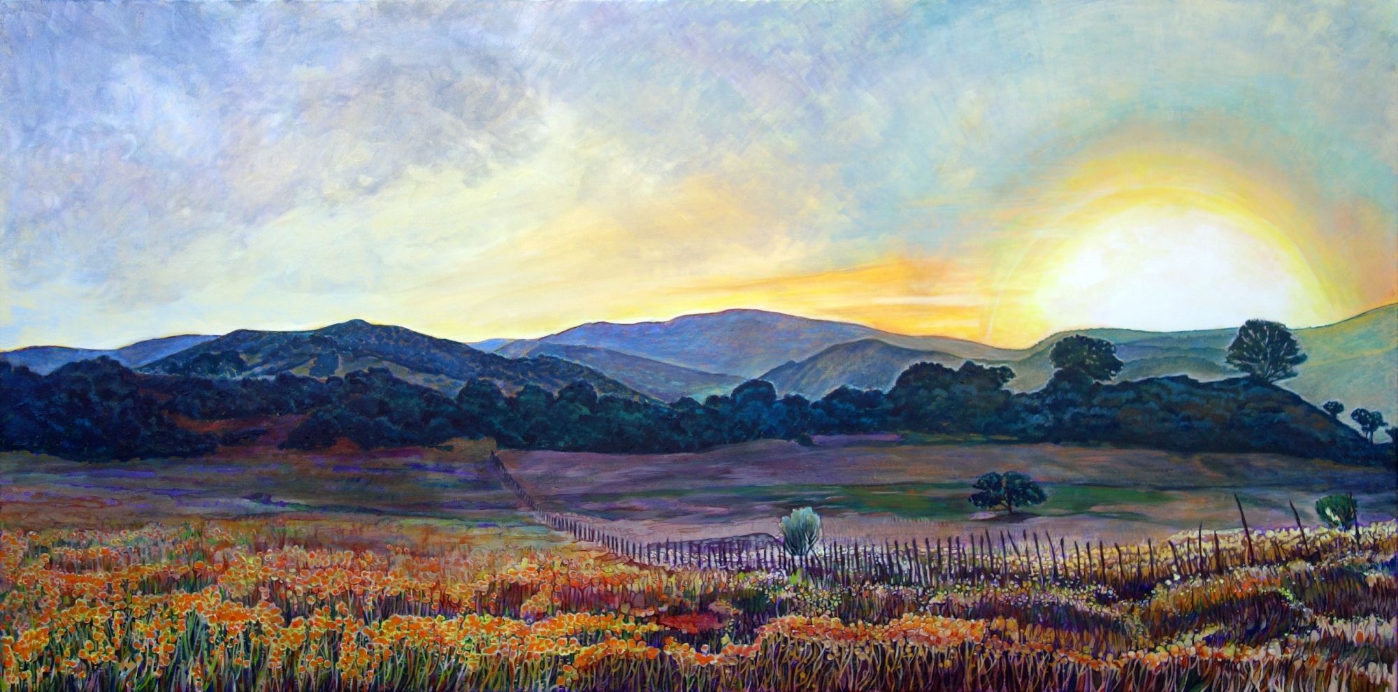 Paseo al atardecer, acrílico y óleo sobre lienzo 3D de 60x120 cm. Paisaje de Cádiz al atardecer con luz dorada. Flores silvestres iluminadas en primer plano. Explanada en tonos malvas y verdes, huellas de hierbas y una valla. Matorrales, arboleda y montañas al fondo contra el cielo blanquecino azulado.