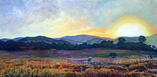 Paseo al atardecer, acrílico y óleo sobre lienzo 3D de 60x120 cm. Paisaje de Cádiz al atardecer con luz dorada. Flores silvestres iluminadas en primer plano. Explanada en tonos malvas y verdes, huellas de hierbas y una valla. Matorrales, arboleda y montañas al fondo contra el cielo blanquecino azulado.