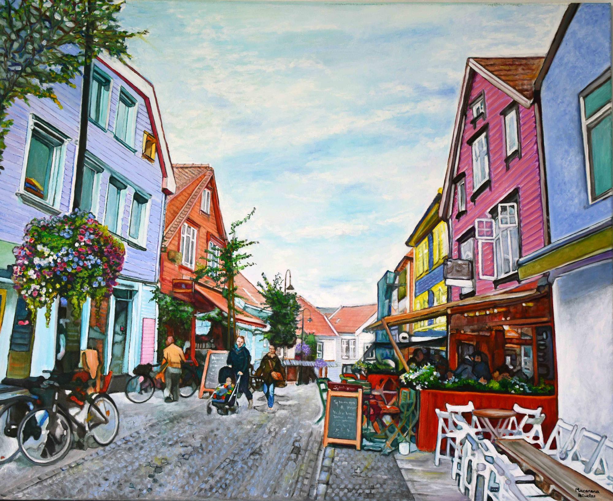 Paseo por Noruega, acrílico y óleo sobre lienzo de algodón de 81x100 cm. Calle empedrada con casas de colores, tiendas y restaurantes con terrazas llenas de gente. Pizarras verdes con menús, bicicletas aparcadas, farola con macetas. Hombre bajándose de una bicicleta, pareja con carrito de niño, comensales en terrazas.