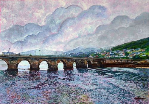 Puente de la Misericordia, óleo sobre lienzo de lino de 65x91,5 cm. Paisaje de Viveiro, Lugo. Puente centenario de piedra sobre el río Landro en un día gris y nublado con bruma en las montañas. Agua en movimiento con reflejos rosas, azules y verdes. Casitas con vegetación al final del puente a la derecha. Personas paseando y un ciclista cruzando.