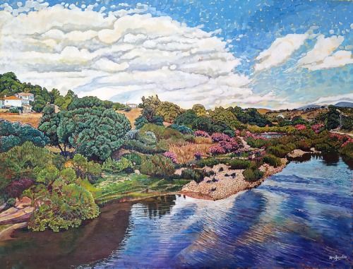 Ribera primaveral, acrílico sobre lienzo de lino de 89x116 cm. Paisaje de la sierra de Cádiz. Río con agua llena de reflejos de vegetación y nubes blancas. Adelfas de flores rosas. Una casita en las cercanías. Cielo azul con nubes algodonadas.
