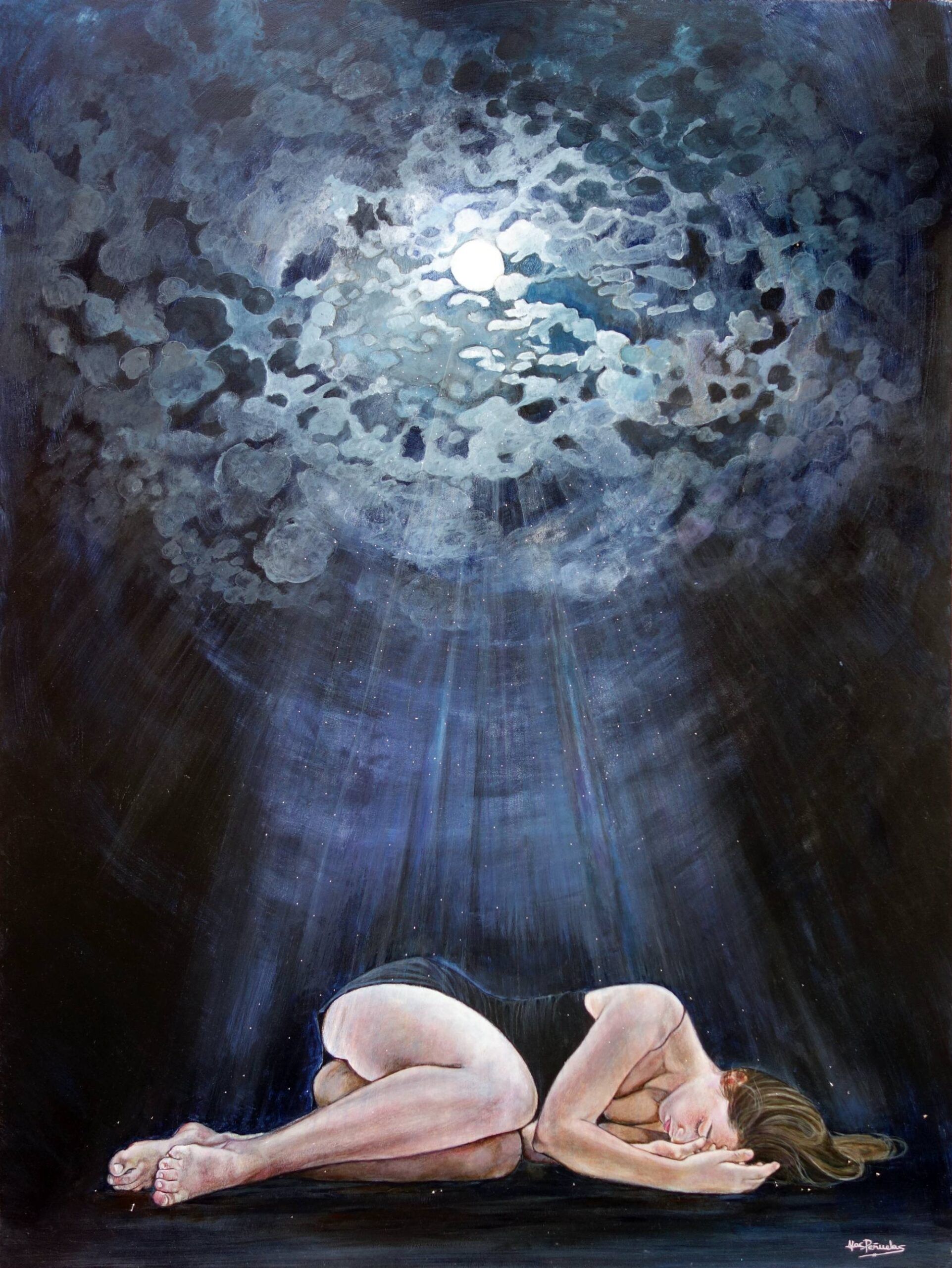 Soledad, acrílico, lápiz y técnicas mixtas sobre tabla de 81x61 cm. Mujer tumbada de lado con ojos cerrados, iluminada por la luz de la luna llena que atraviesa un círculo de nubes. Fondo azul oscuro. Arte reflexivo y emocional.