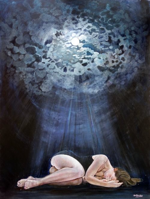 Soledad, acrílico, lápiz y técnicas mixtas sobre tabla de 81x61 cm. Mujer tumbada de lado con ojos cerrados, iluminada por la luz de la luna llena que atraviesa un círculo de nubes. Fondo azul oscuro. Arte reflexivo y emocional.