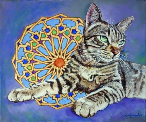 Tico, acrílico sobre lienzo con bastidor de madera de 25x30 cm. Retrato de un gato atigrado con ojos verdes esmeralda. Fondo azulado con diseño geométrico de colores inspirado en el alicatado del Real Alcázar de Sevilla.